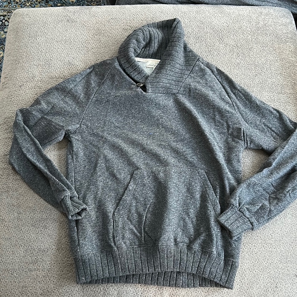 Men’s H&M grey pullover sweater with front pockets